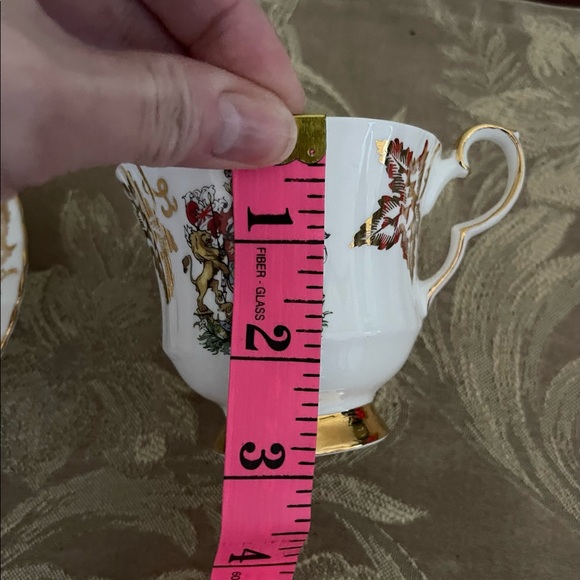 Royal Windsor Canada Gold Maple Leaf Teacup & Saucer - Picture 12 of 13